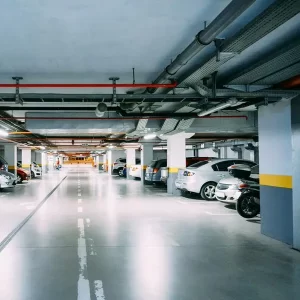 Aclaran si se puede parquear carro y moto en un mismo espacio en conjuntos residenciales