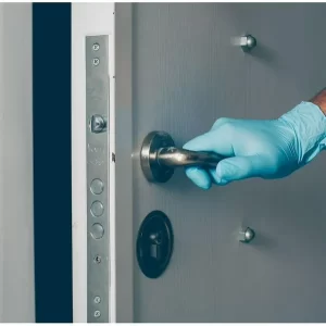 ¿Puedo cambiar la cerradura sin avisar al administrador del conjunto residencial en Colombia?