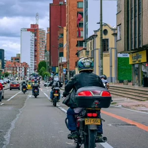 La confusión de motociclistas con elemento obligatorio que les podría significar una multa
