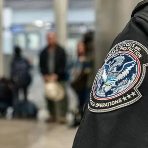 Esto pasa con pertenencias de migrantes detenidos en Estados Unidos: destapan nuevo drama