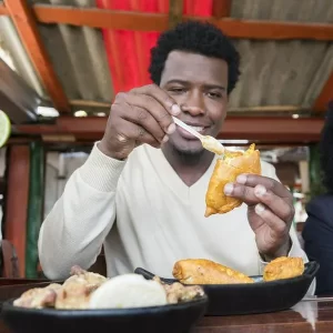 Cuánto se gasta en un año si todos los días se compra una empanada de $ 3.000 en el trabajo