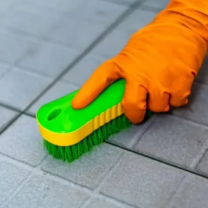 Cuál es la forma fácil de limpiar pisos de baldosa en clima húmedo y quitar moho de las juntas