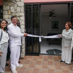 Petro sacó pecho por nueva embajada en Haití, pero comunidad protestó por su presencia