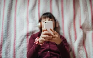 Dar celular a menores de 13 años puede traer consecuencias fatales: advierten a los padres