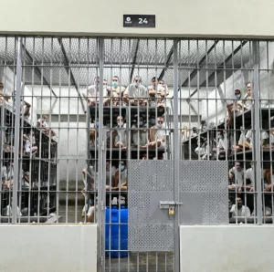 “Los tratan de esclavos”: hombre que salió de cárcel de Bukele reveló cómo viven colombianos presos