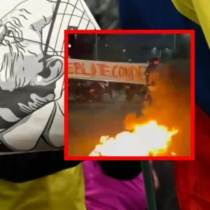 [Video] Queman muñeco con la cara de Álvaro Uribe luego del fallo contra el expresidente