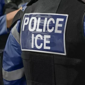 Vestía uniforme y portaba placa, pero no papeles: migrante cayó en EE. UU. por insólita razón