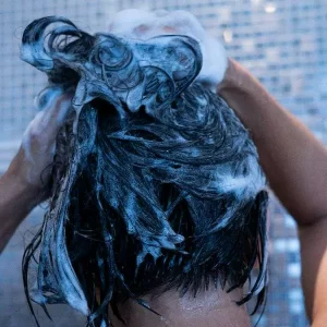 Alerta con bacteria por la que quitaron popular champú en Colombia: este es el peligro detrás