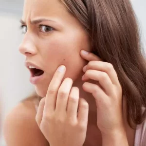 Mujer se sacó grano en ‘triángulo de la muerte’ y terminó en urgencias: alarma por hábito común