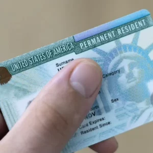 Mujer fue a EE. UU. con green card vencida y autoridades la dejaron entrar, ¿cuál fue el motivo?