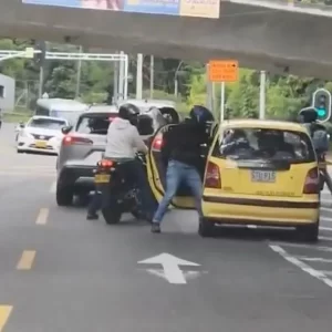 Atraco en Medellín causó miedo: pasajero de taxi fue amenazado y robado con arma en segundos