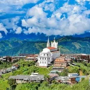 Dónde queda el ‘Balcón verde de Antioquia’, pueblo que encanta con sus termales y cascadas