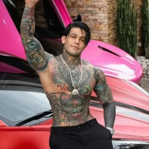 Critican a Yéferson Cossio por mostrar riqueza mientras su abuela vive en condiciones humildes