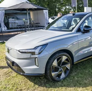 Lanzan camioneta (híbrida enchufable) que aguanta 1.200 kilómetros sin necesidad de conectarla