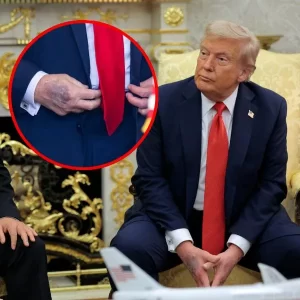 Qué es la mancha en la mano de Donald Trump; la reina Isabel II tuvo una similar antes de morir