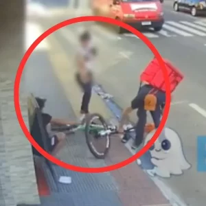 Hombre murió luego de agredir a su ex: la madre de la joven (con bebé en brazos) la defendió