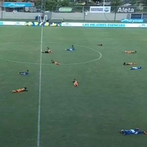 Alerta en partido de Envigado vs. Millonarios: ¿por qué los jugadores terminaron en el piso?