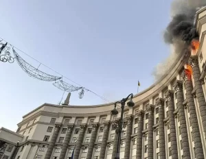 Rusia golpea la sede del gobierno de Ucrania en el mayor bombardeo de la guerra