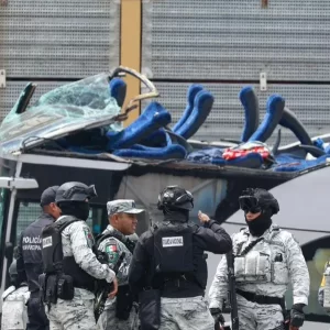 [Video] Impresionante choque entre tren y bus de dos pisos en México; reportan 10 muertos