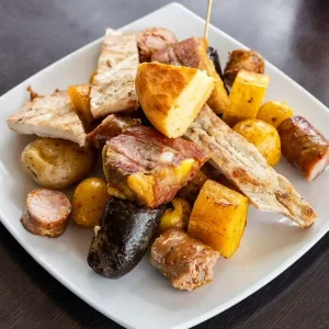 Pueblo con la mejor fritanga de Colombia, a una hora de Bogotá, tiene sitio de turismo espiritual