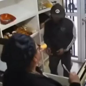 Trabajadora regaló pan y fue atracada por los hombres que ayudó: video es indignante