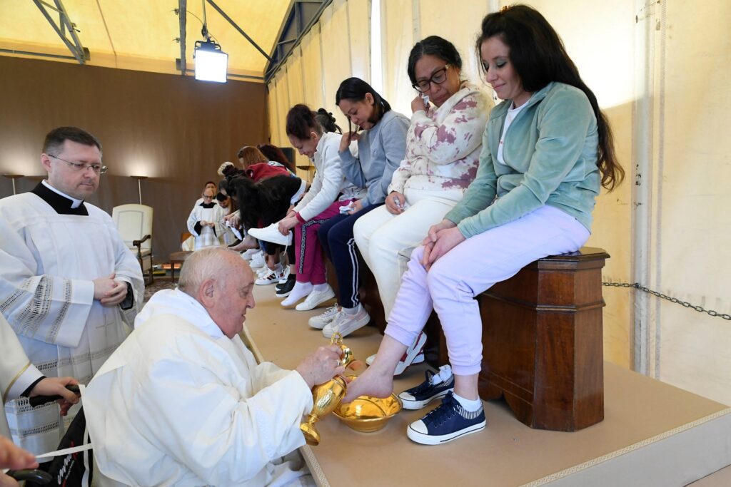 Papa Francisco haciendo lavatorio de pies en una cárcel de mujeres en 2024 / AFP