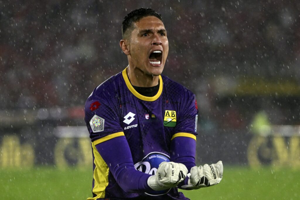 Aldair Quintana, arquero de Bucaramanga / AFP