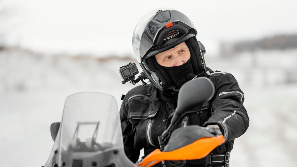 Motociclista con cámara GoPro en su casco / Freepik