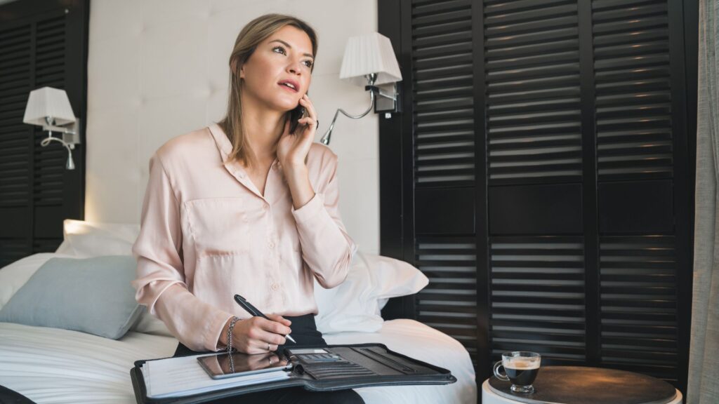 Mujer en cuarto de hotel / Freepik