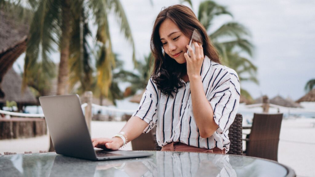 Trabajadora en la playa / Freepik
