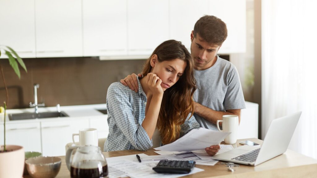 Pareja preocupada / Freepik