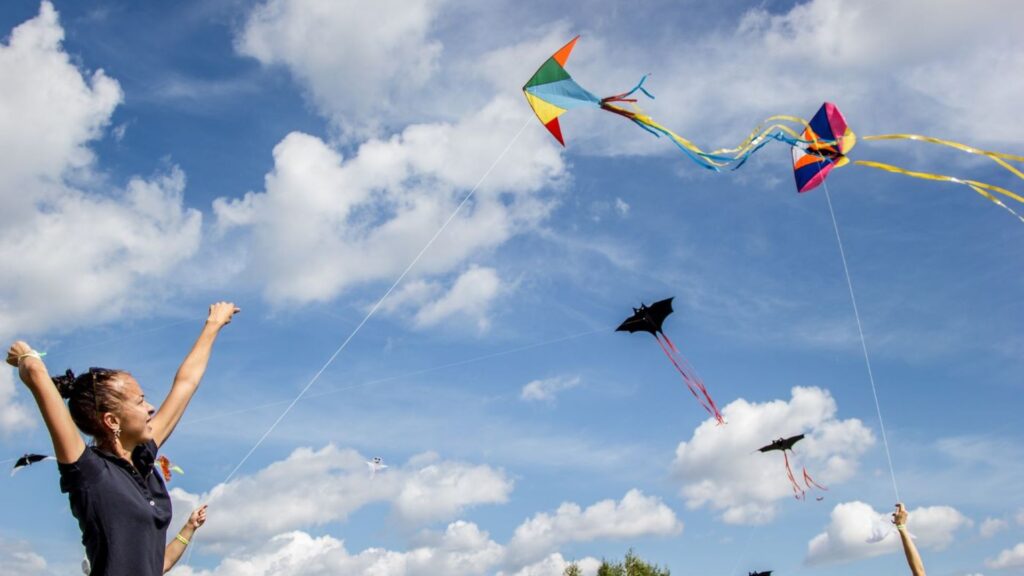 Mujer volando cometa / Página Alcaldía de Bogotá