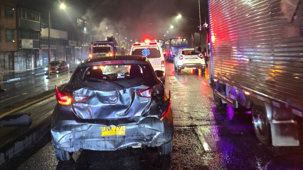 Carro chocado por camión / Cortesía