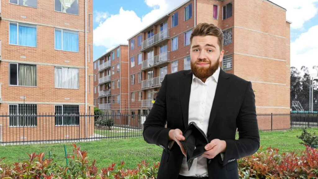 Conjunto residencial (Pulzo) y hombre con billetera vacía (Freepik) / Fotocomposición de Pulzo