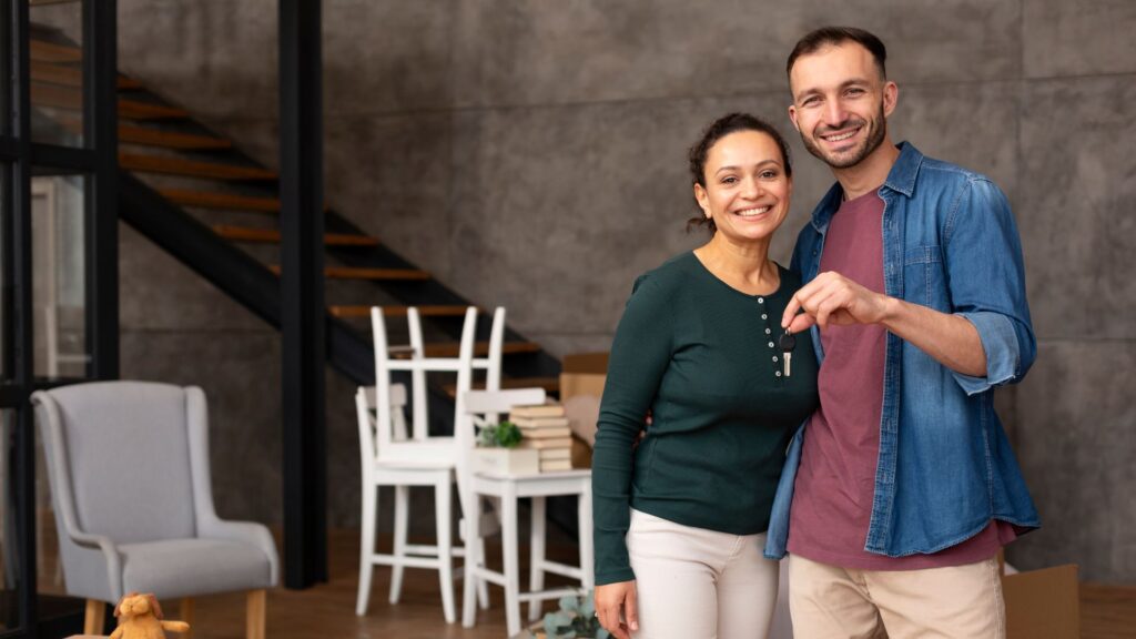 Pareja estrenando casa / Freepik