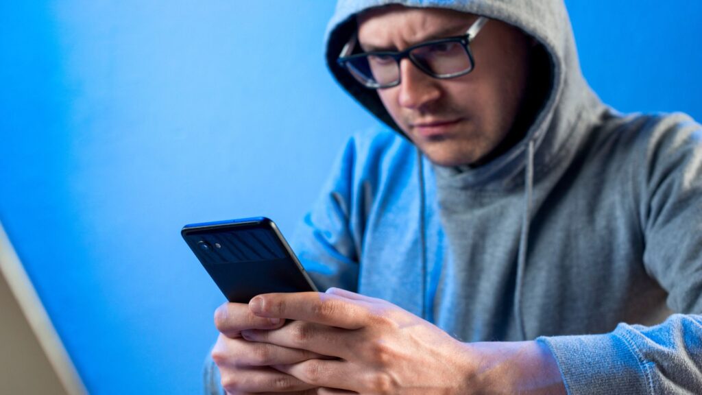 Hombre preocupado con su celular / Freepik