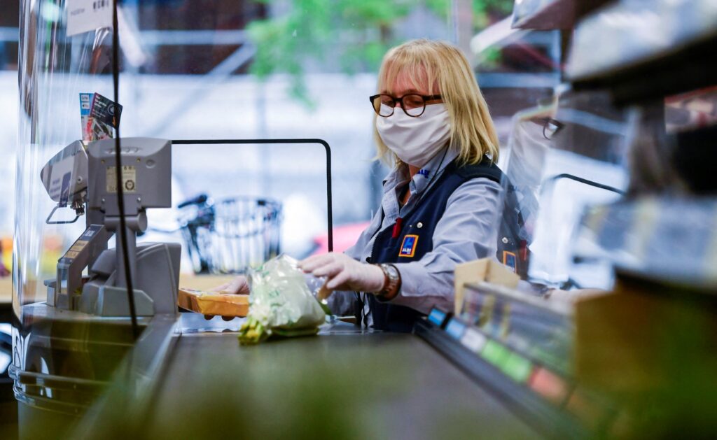 Cajera de la tienda Aldi / AFP.