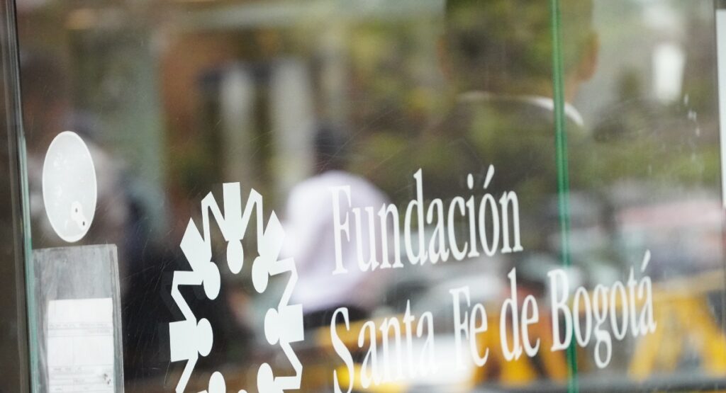Entrada a la Fundación Santa Fe / Pulzo