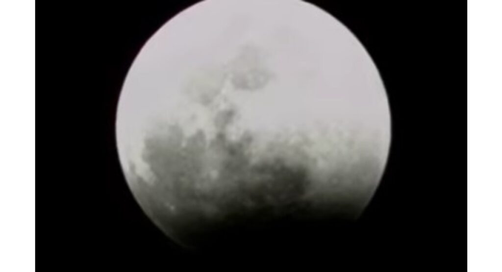 Fotografías muestran cómo la Luna se comenzó a teñir de rojo, durante el fenómeno astronómico de eclipse de luna del 14 de marzo de 2025. (2)