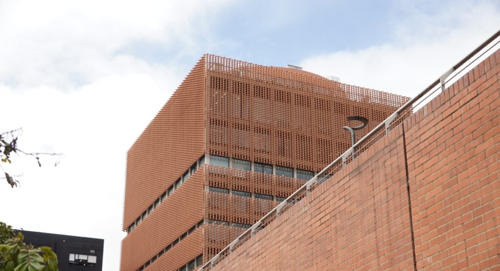 Fundación Santa Fe / Pulzo