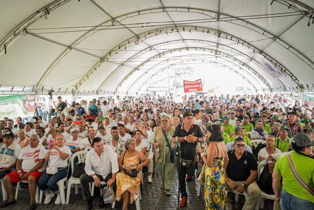 Campesinos y productores de la Galería 7 de Agosto reciben paneles solares