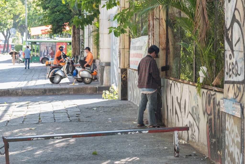 Persona haciendo sus necesidades en la calle / Getty