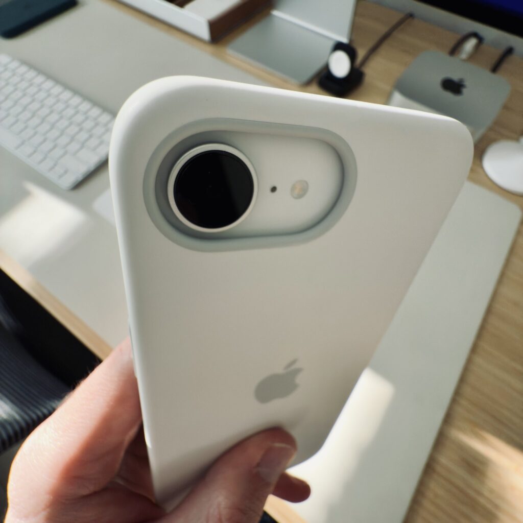 iPhone 16e / X: @andrewjclare