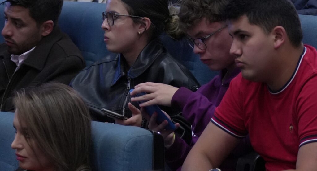 Jóvenes que asistieron al debate / Pulzo