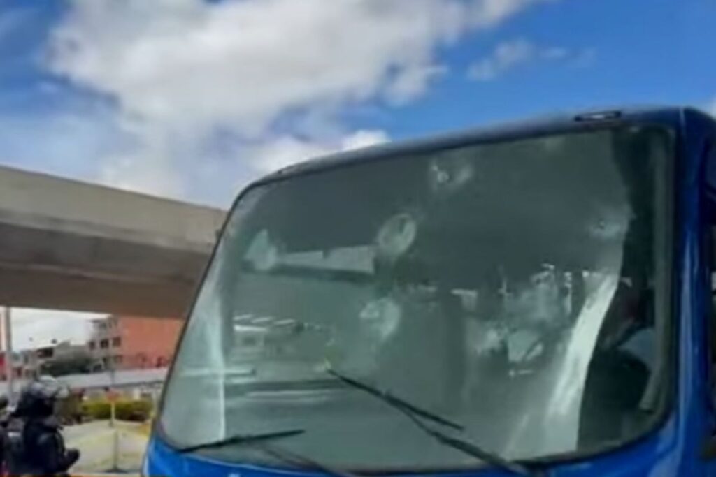 Así quedó el bus del SITP. Foto: Noticias Caracol.