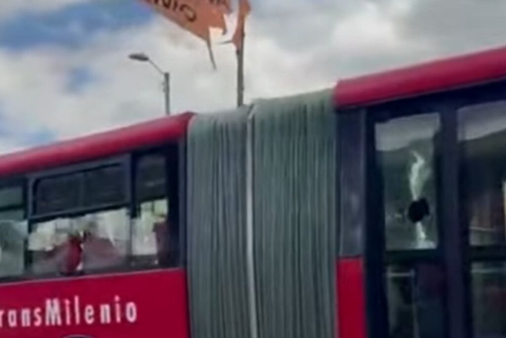 Así quedó este bus. Foto: Noticias Caracol.