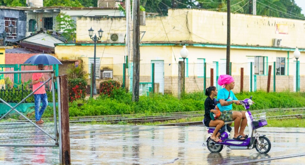 Las bicicletas eléctricas son muy usadas por madres para transportar a su hijos / Getty Images