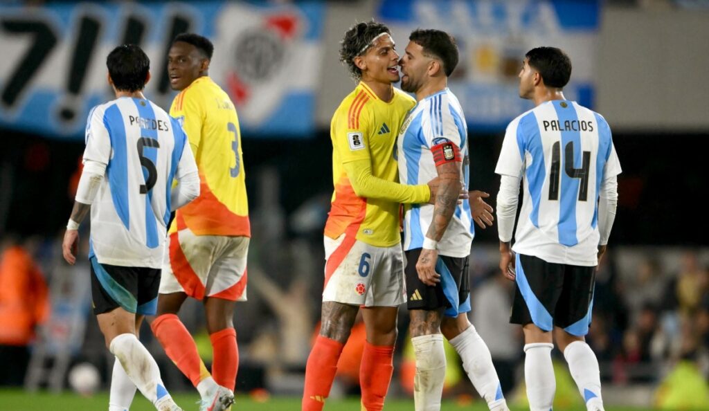 Richard Ríos y Nicolás Otamendi / AFP