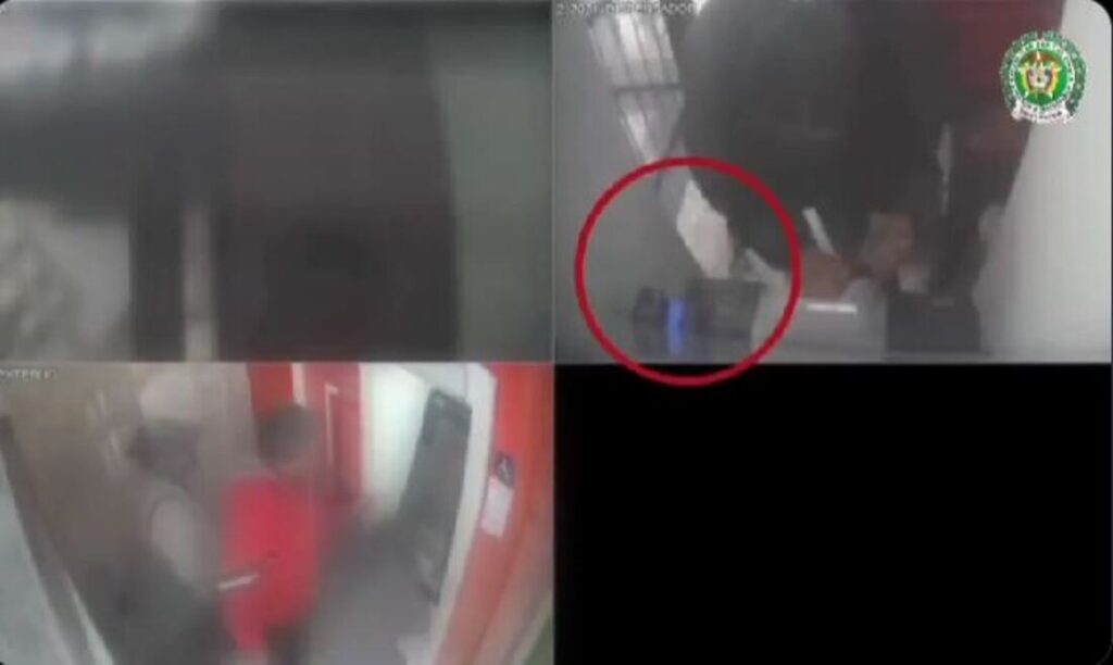 Así roban ladrones en Bogotá dentro de cajeros automáticos