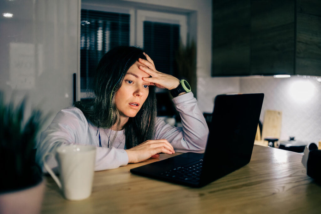 Usuaria afectada por fraude electrónico / Getty Images